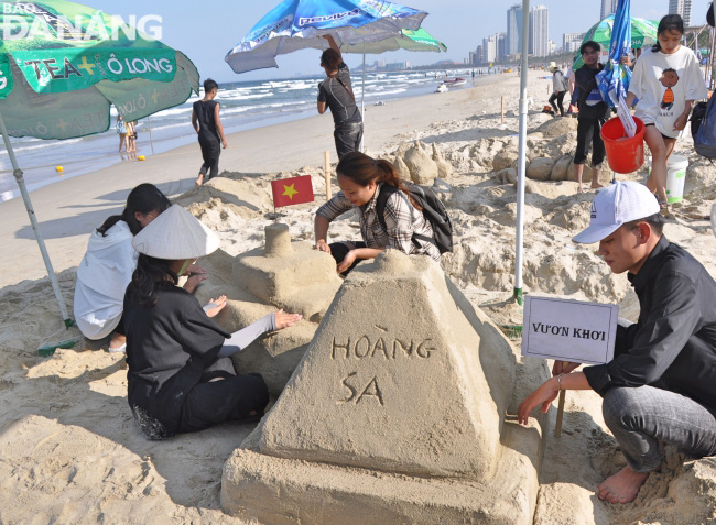 A sand sculpture showcasing the aspirations about protecting the national sovereignty over its sea and islands