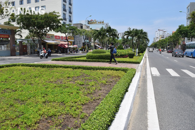 Phó Chủ tịch Thường trực UBND thành phố Đặng Việt Dũng chỉ đạo thay đổi phương án thi công trên vỉa hè đường Hồ Xuân Hương sang dải phân cách giữa đường để không gây ảnh hưởng đến người dân, hộ kinh doanh và du khách.