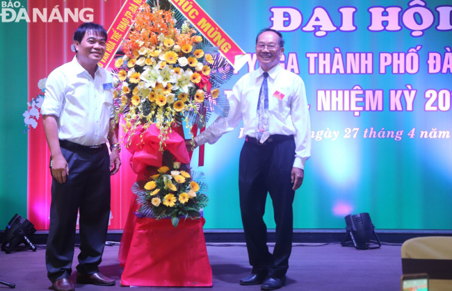 Đại diện Sở Văn hóa - Thể thao tặng hoa chúc mừng đại hội.