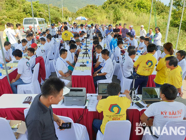 The Chinese-chess competition attracted a great deal of attention from locals and tourists