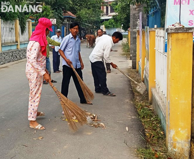 Hàng trăm người dân trên địa bàn huyện Hòa Vang ra quân tổng dọn vệ sinh môi trường