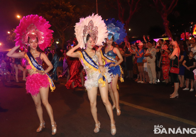  Street dancers donning eye-catching costumes