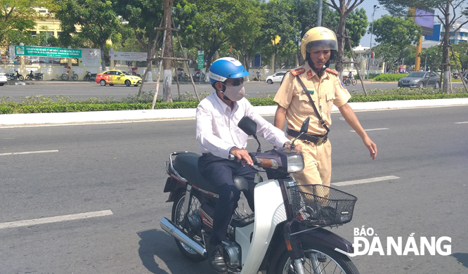 CSGT dừng phương tiện kiểm tra hành chính trên đường 2 tháng 9