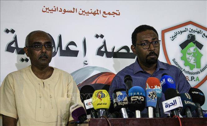 Các phát ngôn viên của phong trào biểu tình đường phố trong cuộc họp báo tại thủ đô Khartoum, Sudan ngày 27/4/2019. Ảnh: AFP/TTXVN