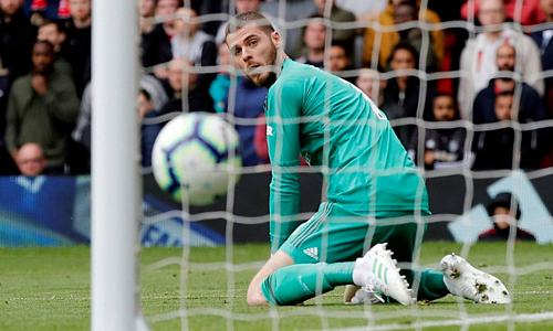 De Gea bất lực nhìn bóng bay vào lưới sau sai lầm. Ảnh: Reuters.