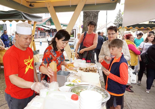 A food festival as part of the ‘Vietnam Culture Month’ programme in Ceske Velenice (Photo: VNA)