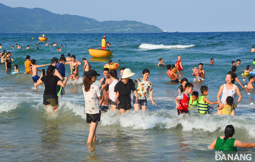 Không khí vui vẻ, náo nhiệt trên biển Đà Nẵng chiều 29-4.