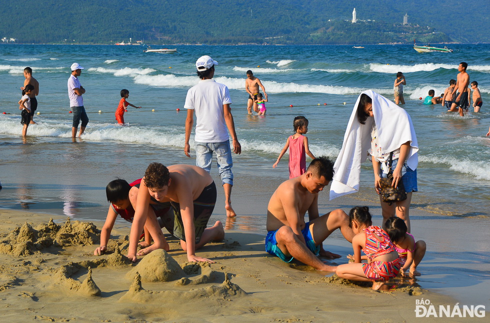 Domestic and foreign holidaymakers immersing themselves into the exciting atmosphere at the ongoing Da Nang Beach Tourism Season 