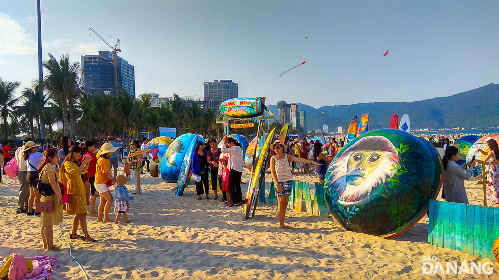 A coracle installation arts space on the Pham Van Dong Beach drawing a great deal of public attention