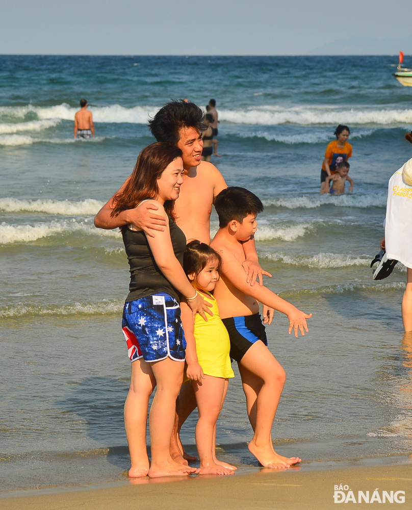 A family posing for a souvenir photo on the My Khe Beach