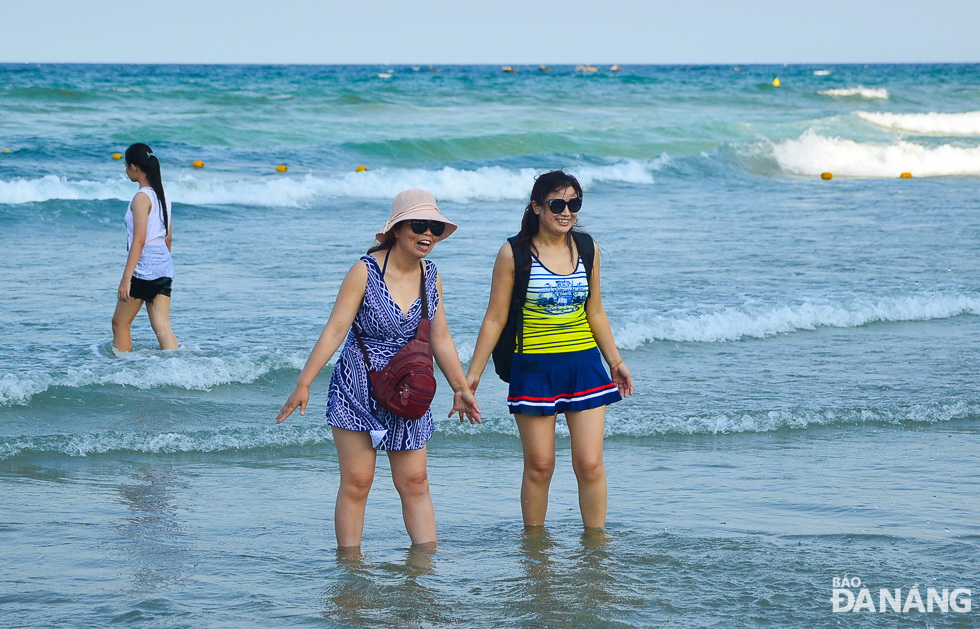  Foreign visitors eagerly posing for nice photos with beautiful beaches