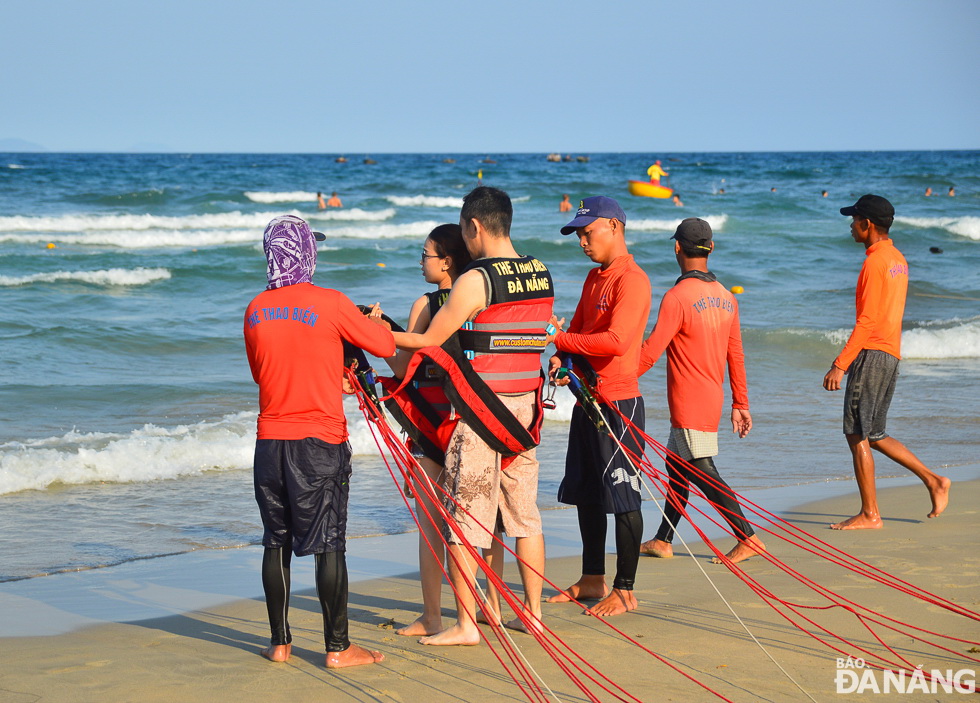  Such interesting beach sports as jet skiing, canoeing, water-skiing, windsurfing and parasailing attracting a large numbers of beachgoers