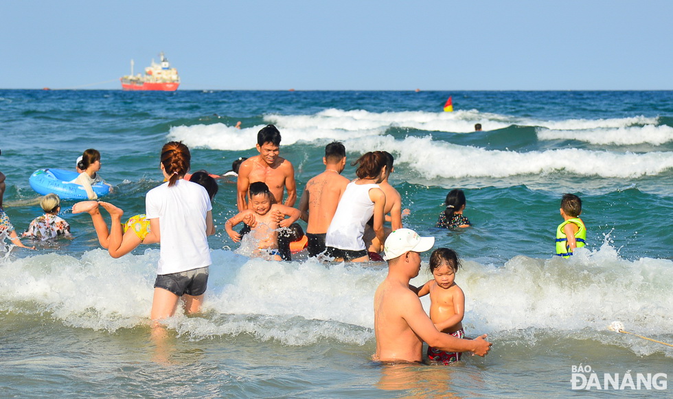  Locals and visitors happily enjoying fun time during the holiday break with an interesting series of entertainment activities