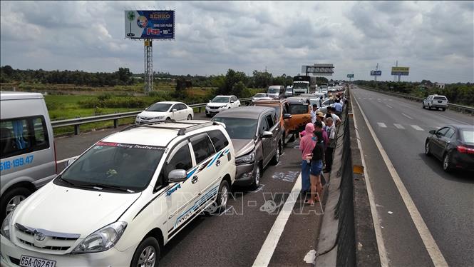 Nhiều xe ô tô đâm liên hoàn trên cao tốc Trung Lương - TP Hồ Chí Minh khiến giao thông ùn tắc kéo dài. Ảnh: Nam Thái/TTXVN