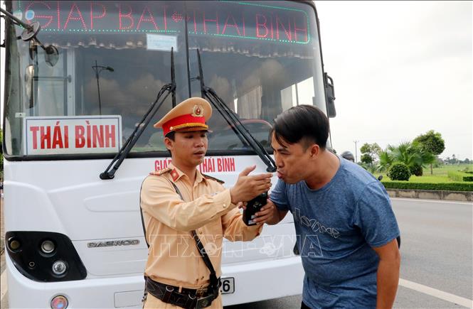 Cảnh sát giao thông Công an tỉnh Nam Định kiểm tra nồng độ cồn lái xe khách tại chốt giao thông thành phố Nam Định. Ảnh: Văn Đạt/TTXVN