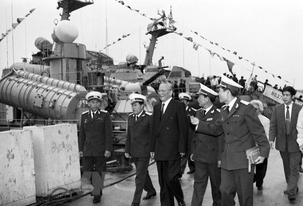 President Le Duc Anh (third, left) visits officers and soldiers of the Naval Region 3 on January 9, 1996 (Photo: VNA)