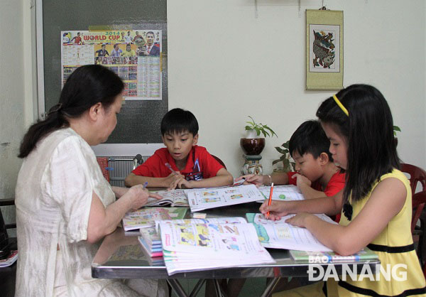 Cô Hương đang giảng bài cho các em.