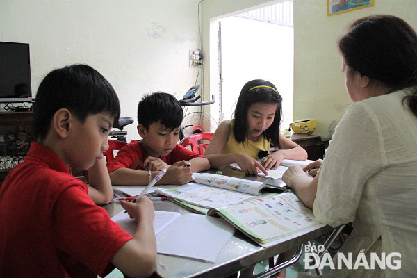 Các em đến với lớp học miễn phí của cô Hương dù hoàn cảnh khó khăn nhưng rất ham học.