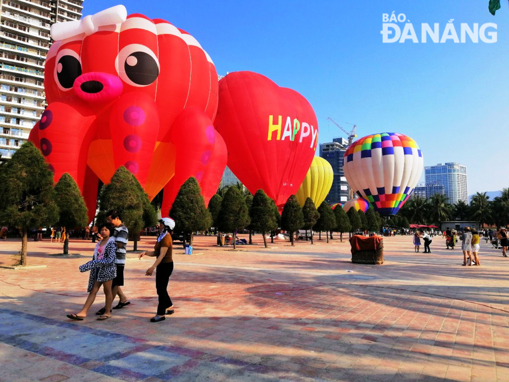 The hot air balloons featuring special shapes, drawing a great deal of public attraction