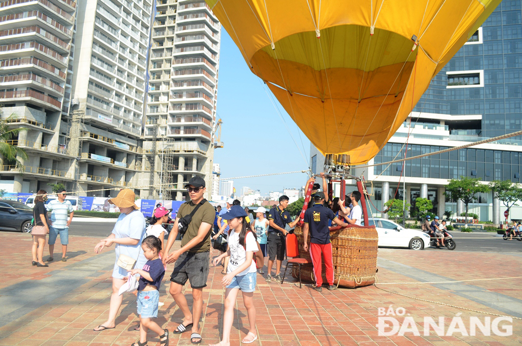  The hot air balloons beautifying the local beaches during the ongoing holiday break