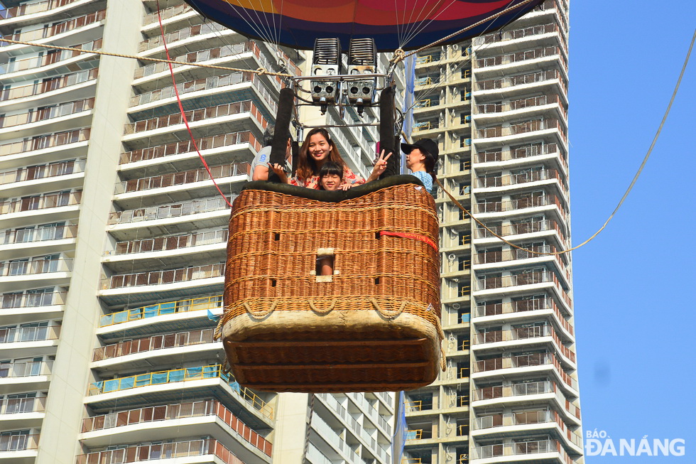 Taking hot air balloon rides at the height of 30-50m