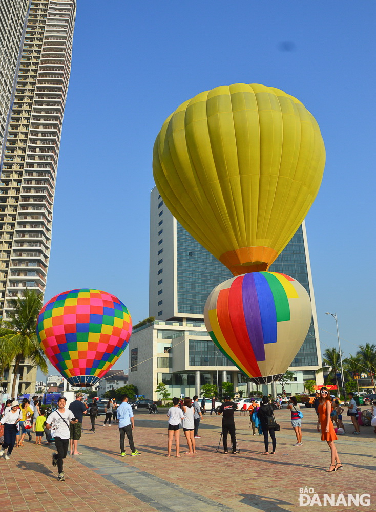  Locals and visitors showing their keen interest in the hot air balloons