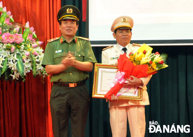 Trao Huân chương Chiến công hạng ba cho Đại tá Trần Đình Liên