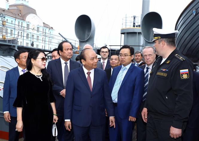 Thủ tướng Nguyễn Xuân Phúc thăm Chiến hạm Rạng Đông và Khu lưu niệm của Lenin tại Điện Smolny