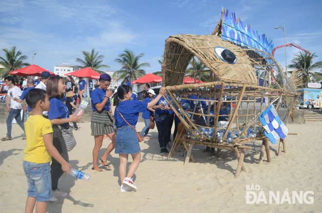 Cá Bống 'ăn' rác thải nhựa