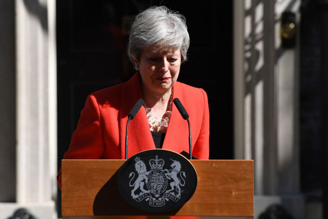 Thủ tướng Anh từ chức, Brexit thêm khủng hoảng