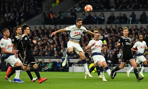 Llorente thi đấu nỗ lực nhưng anh gần như vô hại với hàng phòng ngự Ajax. Ảnh: Reuters