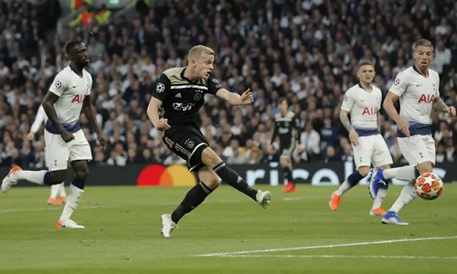 Van de Beek tỏ ra là một ngòi nổ rất nguy hiểm của Ajax. Ảnh: Guardian