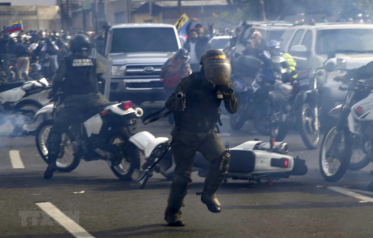 Lực lượng trung thành với Tổng thống Venezuela Nicolas Maduro. (Ảnh: AFP/TTXVN)