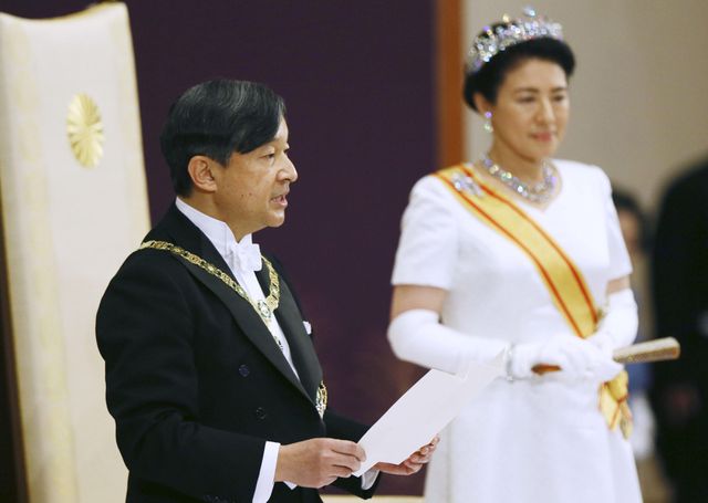 Nhật hoàng Naruhito phát biểu sau khi đăng cơ, đứng gần ông là Hoàng hậu Masako. Ảnh: Reuters