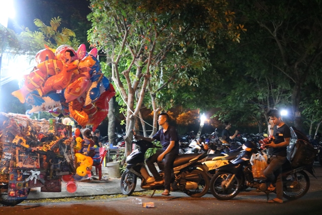Phần vỉa hè trước quán nhậu A Trí tại số 145 Nguyễn Đăng Giai, phường Thọ Quang, quận Sơn Trà cũng bị chiếm dụng hoàn toàn, khách để xe xuống dưới lòng đường. 