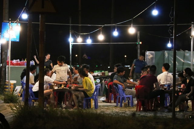Một quán nhậu vỉa hè ngay ngã ba Lê Văn Duyệt - Hồ Hán Thương cũng vô tư để bàn ghế ra tận mép đường. 