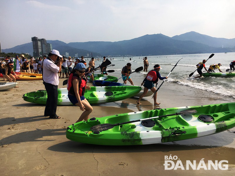 The contestants showing their keen interest in paddling kayaks