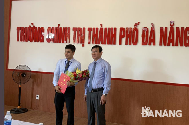 Trưởng ban Tổ chức Thành ủy Võ Văn Thương trao quyết định cho ông Nguyễn Đình Thuận