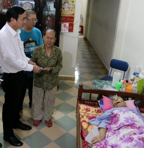 Phó Chủ tịch UBND TP.Đà Nẵng Lê Trung Chinh trao 5 triệu đồng cho gia đình bà Trần Thị Hương.