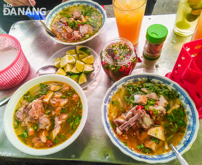  Mouth-watering bowls of ‘banh canh’ are ready to be served