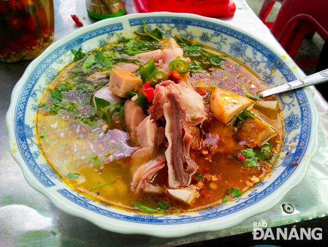  A mixed bowl of ‘banh canh’ features such various ingredients as fish cakes, meat on the bone and quail eggs.