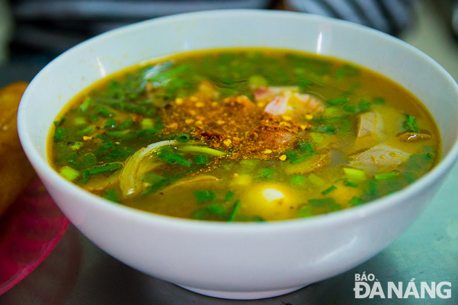 Little lemon juice, thinly-slice onions and chili power make ‘banh canh’ more tasteful