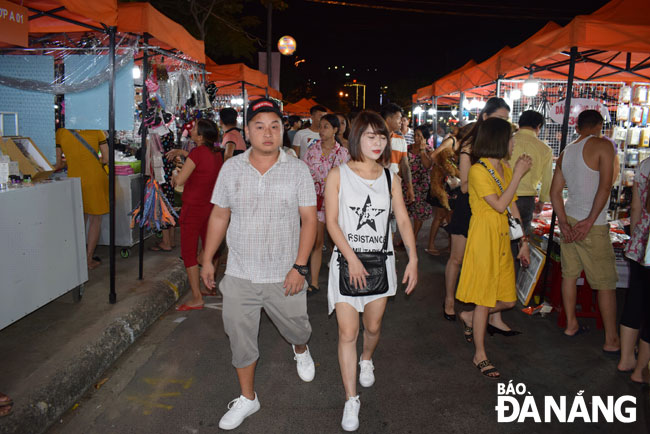 Chợ đêm Sơn Trà hút khách sau gần 9 tháng đi vào hoạt động.                                                                    Ảnh: Khánh Hòa