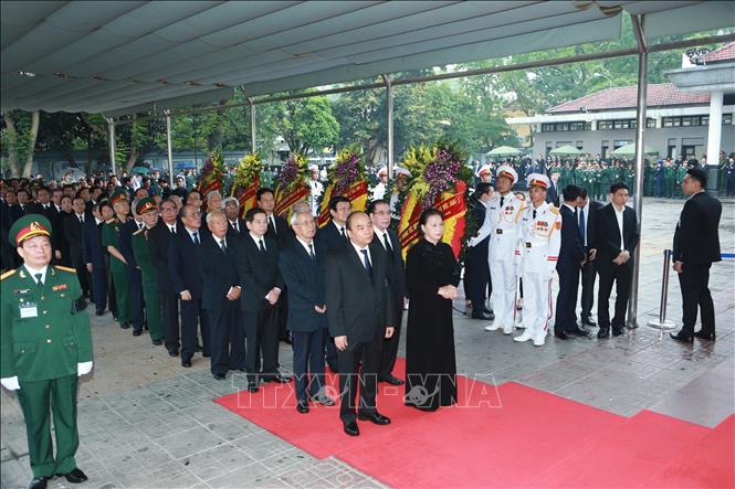 Đoàn đại biểu Ban Chấp hành Trung ương Đảng Cộng sản Việt Nam chuẩn bị vào viếng nguyên Chủ tịch nước, Đại tướng Lê Đức Anh. Ảnh: TTXVN