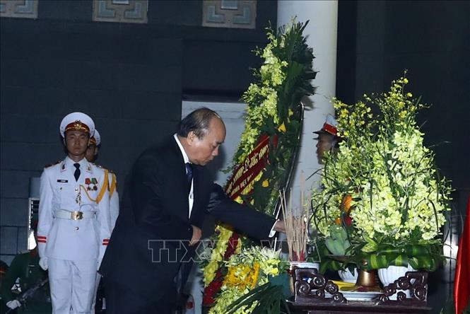 Thủ tướng Nguyễn Xuân Phúc dẫn đầu Đoàn đại biểu Chính phủ viếng đồng chí Lê Đức Anh. Ảnh: TTXVN