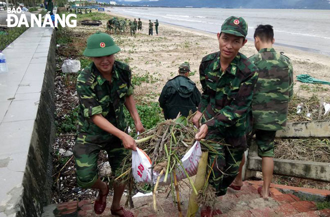 Tuổi trẻ Bộ đội Biên phòng hưởng ứng các hoạt động bảo vệ môi trường biển.