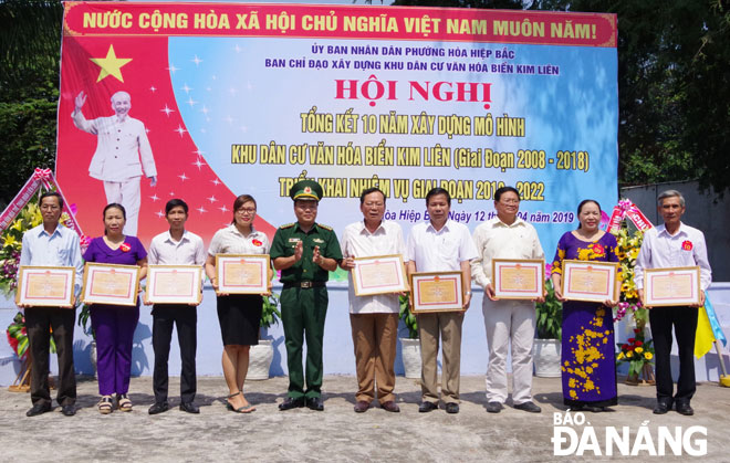 Bộ Chỉ huy Bộ đội Biên phòng thành phố Đà Nẵng trao thưởng cho các tập thể và cá nhân có thành tích xuất sắc trong việc triển khai và thực hiện mô hình “khu dân cư văn hóa biển”.