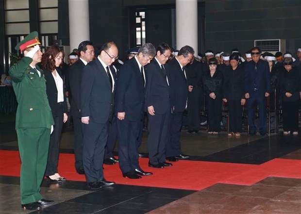 Đoàn đại biểu đại diện Chính phủ Nhật Bản do ngài Takeshi Iwaya, Bộ trưởng Bộ Quốc phòng dẫn đầu viếng nguyên Chủ tịch nước, Đại tướng Lê Đức Anh. Ảnh: Doãn Tấn - TTXVN