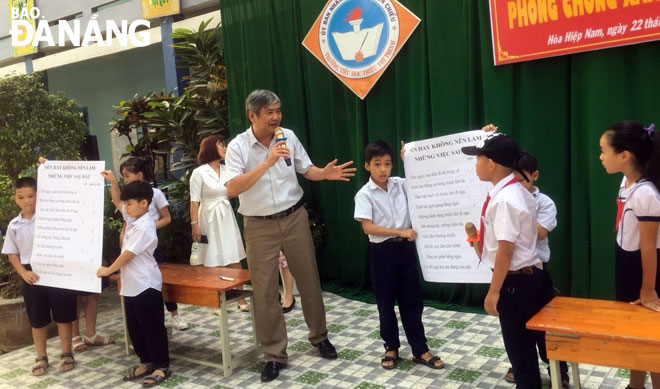 Thầy Lê Viết Chung (giữa) trong một chuyên đề phòng chống xâm hại trẻ em tại một trường tiểu học trên địa bàn quận Liên Chiểu. (Ảnh do nhân vật cung cấp)