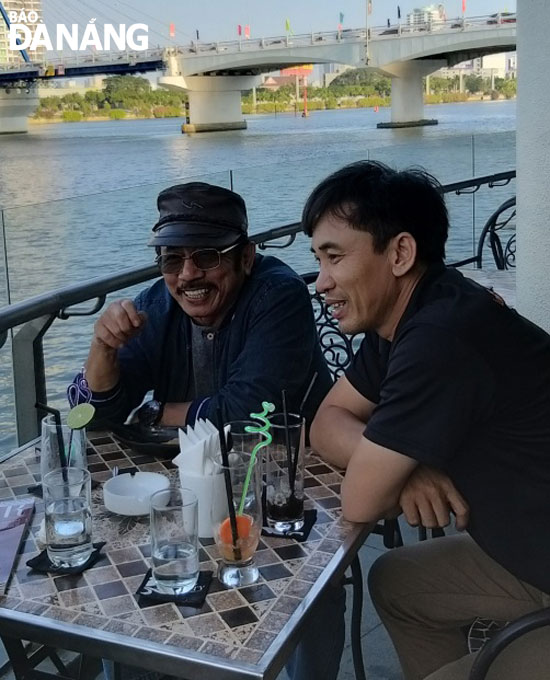 Nhà văn Chu Lai (người đội mũ) trò chuyện cùng tác giả bên sông Hàn. Ảnh: Hoàng Xuân Phú